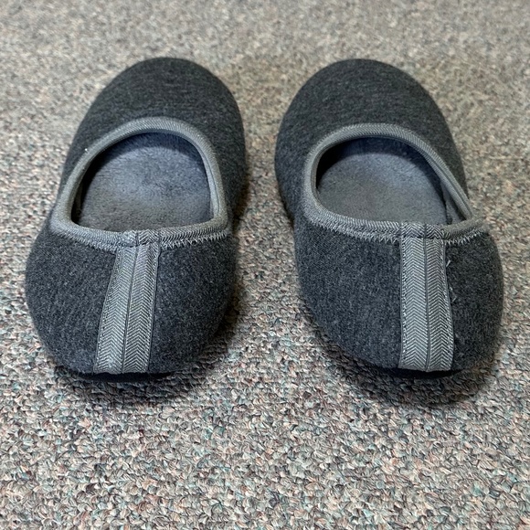 isotoner Women's Stretch Velour Victoria Ballerina House Slipper with all Around - Picture 4 of 6